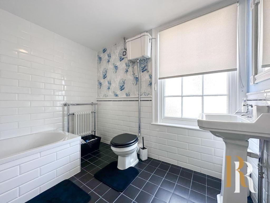 Fisherman's Cottage: Beachside Retreat in Harwich Exterior photo